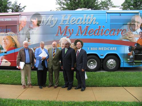 何奇恩(右一)与费城一家老年人福利NGO组织工作人员在一次社区宣传活动上合影。 图片由受访者提供