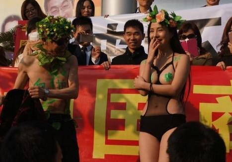 邓建国干露露寒风全裸炒作令人作呕(图)