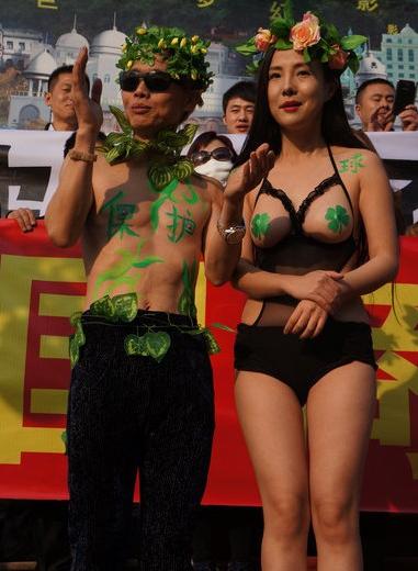 邓建国干露露寒风全裸炒作令人作呕(图)