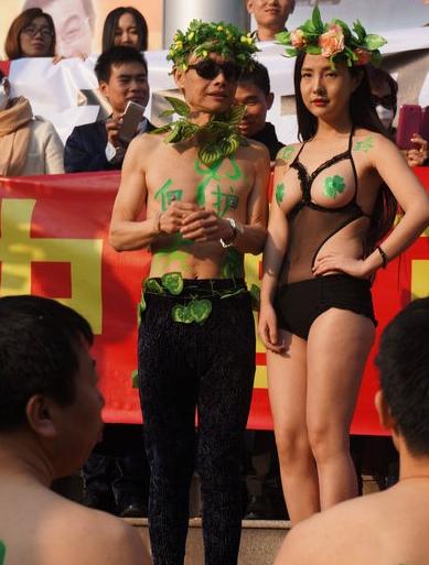 邓建国干露露寒风全裸炒作令人作呕(图)