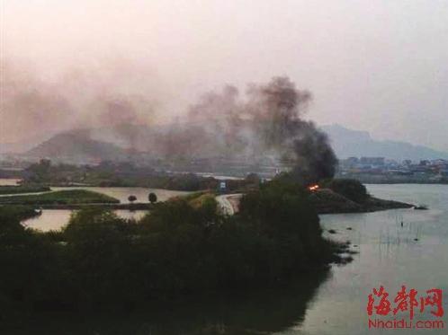 焚烧塑料 黑烟围困乌龙江-昨日下午4点50分,市民陈先生摄于螺洲大桥上
