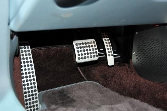 正是小小的油门踏板杆,引发了阿斯顿·马丁有史以来最大规模的一次召回