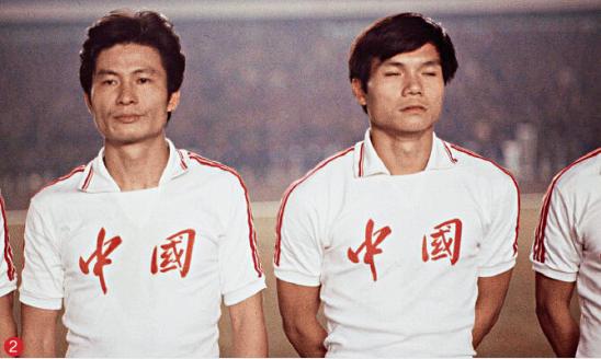 2.1982年,中国队尽管未能打进世界杯,但容志行(左)等中国球员开始成为一代人的偶像。