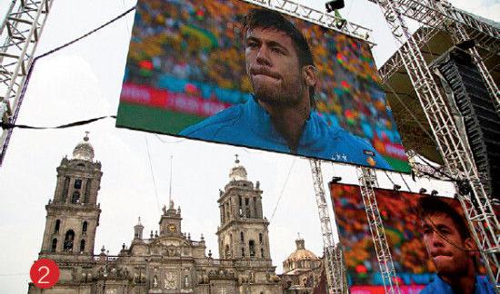 6月13日,巴西圣保罗球场外,正在直播完整的户外全彩LED显示屏,由中国企业制造。