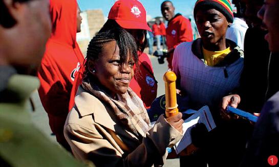 继南非世界杯后,中国企业再次成为直供主办国安全套的生产商,此次将向巴西供应2.2亿只。图为南非世界杯期间,小贩在向游客兜售安全套。