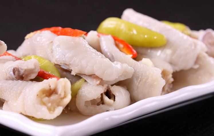 很多人喜欢吃的&ldquo;泡椒凤爪&rdquo;，是走私冻品的&ldquo;重灾区&rdquo;。 360电子商务网配图