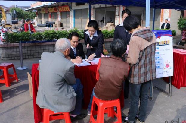 领了钱的&ldquo;土豪&rdquo;村民可是大客户，银行工作人员在向他们推介金融产品。