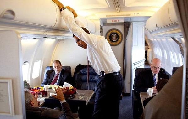美国总统奥巴马与幕僚工作在&ldquo;空军一号&rdquo;。（图片来源：互联网）