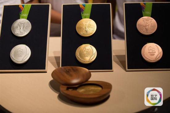 这是6月14日拍摄的里约奥运会奖牌。当日，里约奥组委在奥林匹克公园的未来体育馆公布了2016年里约奥运会和残奥会的口号&mdash;&mdash;&ldquo;一个新世界&rdquo;，并发布奥运会和残奥会奖牌。（新华社记者李明摄）