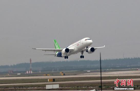 5月5日下午2时许,首架国产大飞机C919在上海浦东机场4号跑道成功起飞。 中新网张亨伟 摄