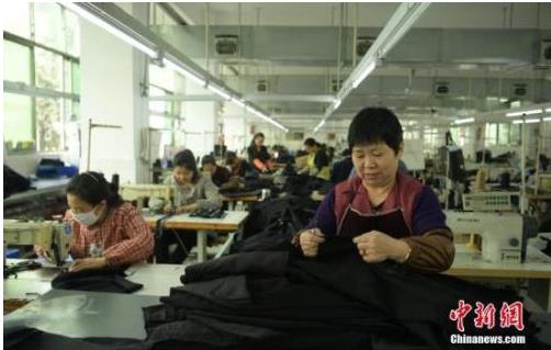 2017年11月5日,成都“淘宝村”上万工人备战双十一。