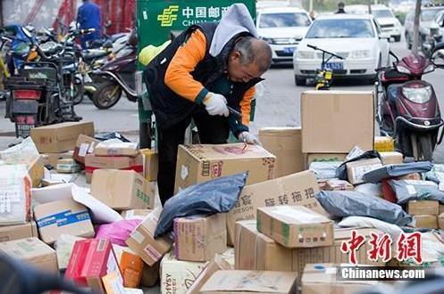 资料图:11月2日,山西太原,物流工作人员正在分拣快递。中新社记者 张云 摄
