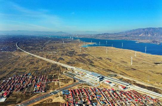 12月3日,京张高铁(含崇礼铁路)正式转入运行试验阶段。图为无人机拍摄的京张高铁花园北站。记者 邢广利 摄